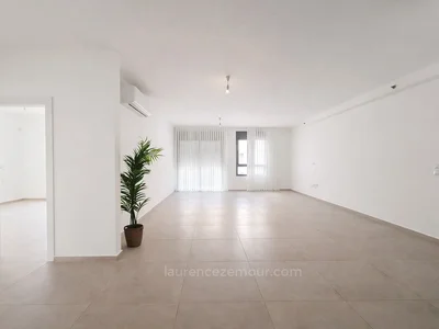 Quartier résidentiel Tres grand. centre raanana. immeuble recent.