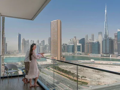 Wohnanlage SOL BAY Residence with a swimming pool and a view of Burj Khalifa, Business Bay, Dubai, UAE