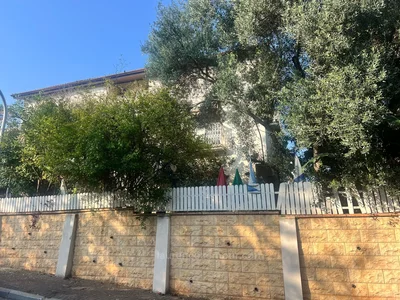 Quartier résidentiel Affaire.  prevoir renovation complete. superbe location.