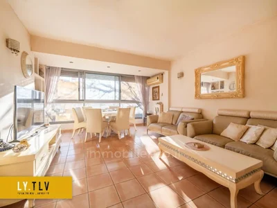 Quartier résidentiel Superbe 2.5 pieces a vendre devant le park hayarkon dans un immeuble renove