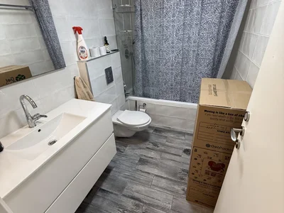 Quartier résidentiel 3 pièces à vendre complet, immeuble neuf ascenseur, balcon, parking, cave.