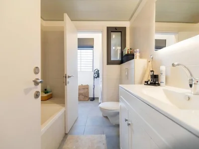 Quartier résidentiel Raanana magnifique appartement de 4 pieces renove avec terrasse souccah et mamad