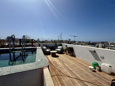 Quartier résidentiel Pres de la mer: magnifique penthouse entièrement meublé avec piscine sur le toit.