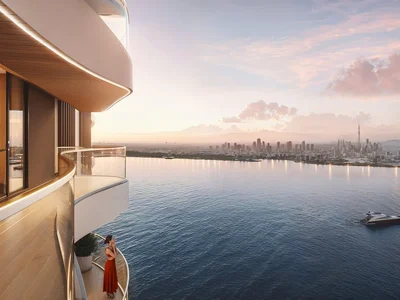 Complexe résidentiel New waterfront complex The Pier Residences with swimming pools close to Downtown Dubai, Dubai Maritime City, Dubai, UAE