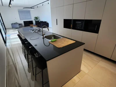 Жилой квартал Sublime penthouse 5 pieces spacieux avec piscine privee terrasse vue mer et proximite immediate de la mer programme neuf petit immeuble recent pour clients exigeants