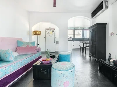 Residential quarter Avec terrasse bel appartement bien agence bon emplacement dans un bel immeuble investi proche de la mer spacieux