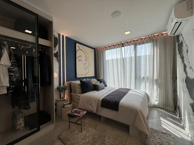 Complejo residencial Premier residential complex with a huge swimming pool and lush green areas in Suan Luang, Bangkok, Thailand