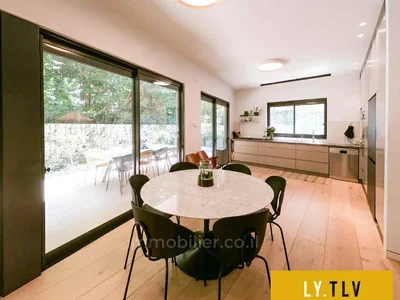 Жилой квартал Un appartement rare avec jardin comme une villa en ville sur le boulevard ben gourion