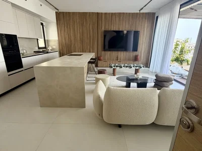 Quartier résidentiel Pres de la mer: magnifique penthouse entièrement meublé avec piscine sur le toit.
