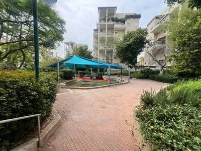 Residential quarter Kfar saba tout proche du canyon arim tres grand grand duplex rue calme