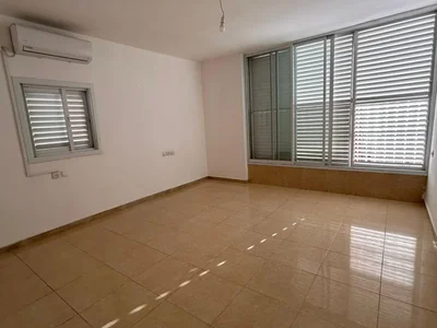 Quartier résidentiel Appartement tres spacieux a deux pas du kikar et de la plage