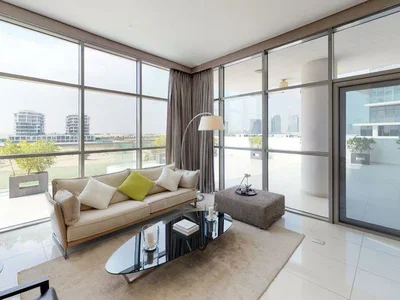 Complexe résidentiel Golf Town residential complex with golf course, tennis courts and swimming pool, DAMAC Hills, Dubai, UAE