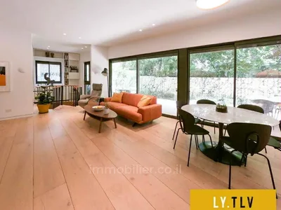 Жилой квартал Un appartement rare avec jardin comme une villa en ville sur le boulevard ben gourion
