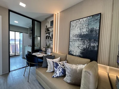 Complejo residencial Premier residential complex with a huge swimming pool and lush green areas in Suan Luang, Bangkok, Thailand