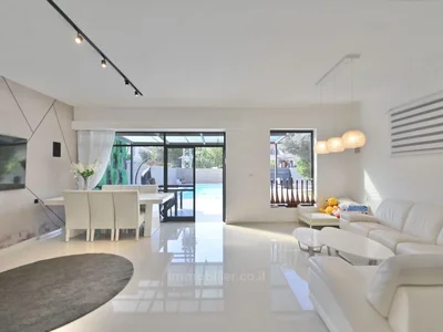 Residential quarter Villa spacieuse avec piscine et jardin neve hof rishon lezion