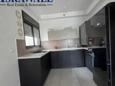 Residential quarter A vendre a bat yam spacieux 3 pieces avec mamad et balcon