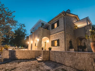 Hütte Kuća 300 m² na Prodaju – Podgorica
