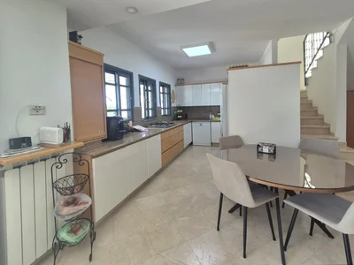 Жилой квартал Cottage triplex avec jardin a ramat sharett