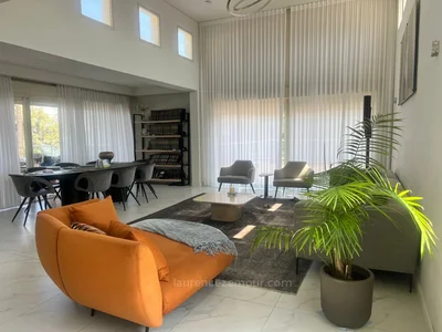 Жилой квартал Bel appartement bon emplacement hauts plafonds spacieux