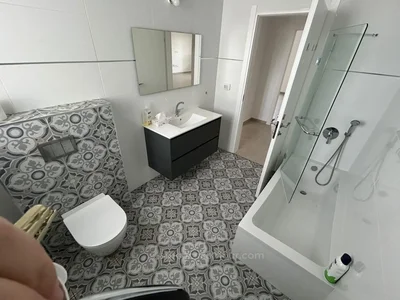 Quartier résidentiel Tres grand. centre raanana. immeuble recent.