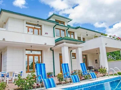 Hütte Kuća 470 m² na Izdavanje – Centar, Cetinje