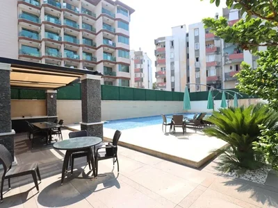 Zespół mieszkaniowy Umeblowany apartament 1+1 w kompleksie Granada Boutique, 50 metrów od morza.