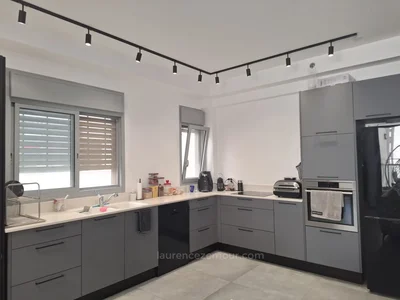 Residential quarter Bon emplacement immeuble recent proche de tous les commerces ecole ariel synagogues