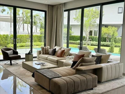 Wohnanlage Complex of villas with a swimming pool, a park and a lake near the beach and a yacht club, Pattaya, Thailand
