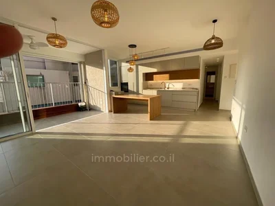 Residential quarter Emplacement ideal joli 3 pieces a vendre entierement renove bograshov tel aviv