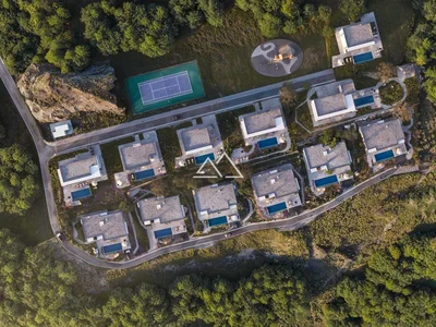 Жилой комплекс Комплекс современных вилл с бассейном и падельным кортом