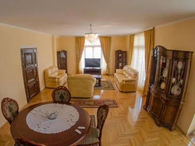 Hütte Kuća 470 m² na Izdavanje – Centar, Cetinje