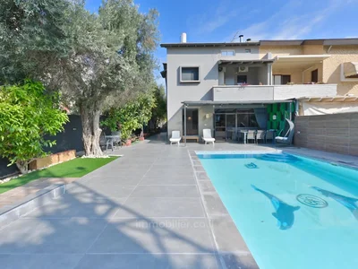 Residential quarter Villa spacieuse avec piscine et jardin neve hof rishon lezion