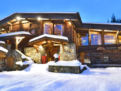 Want to cool off during the heat? Here’s a winter snapshot of an incredible house in France