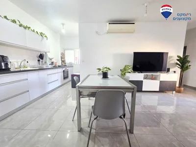 Quartier résidentiel Baisse de prix !!  vous cherchez un appartement avec un balcon ensoleillé, entièrement rénové, au centre-ville de hadera, à un prix exceptionnel ?