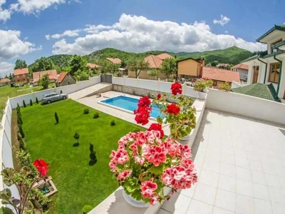 Hütte Kuća 470 m² na Izdavanje – Centar, Cetinje