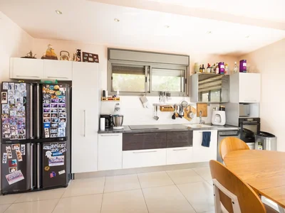 Barrio residencial Beau cottage avec piscine har gilo